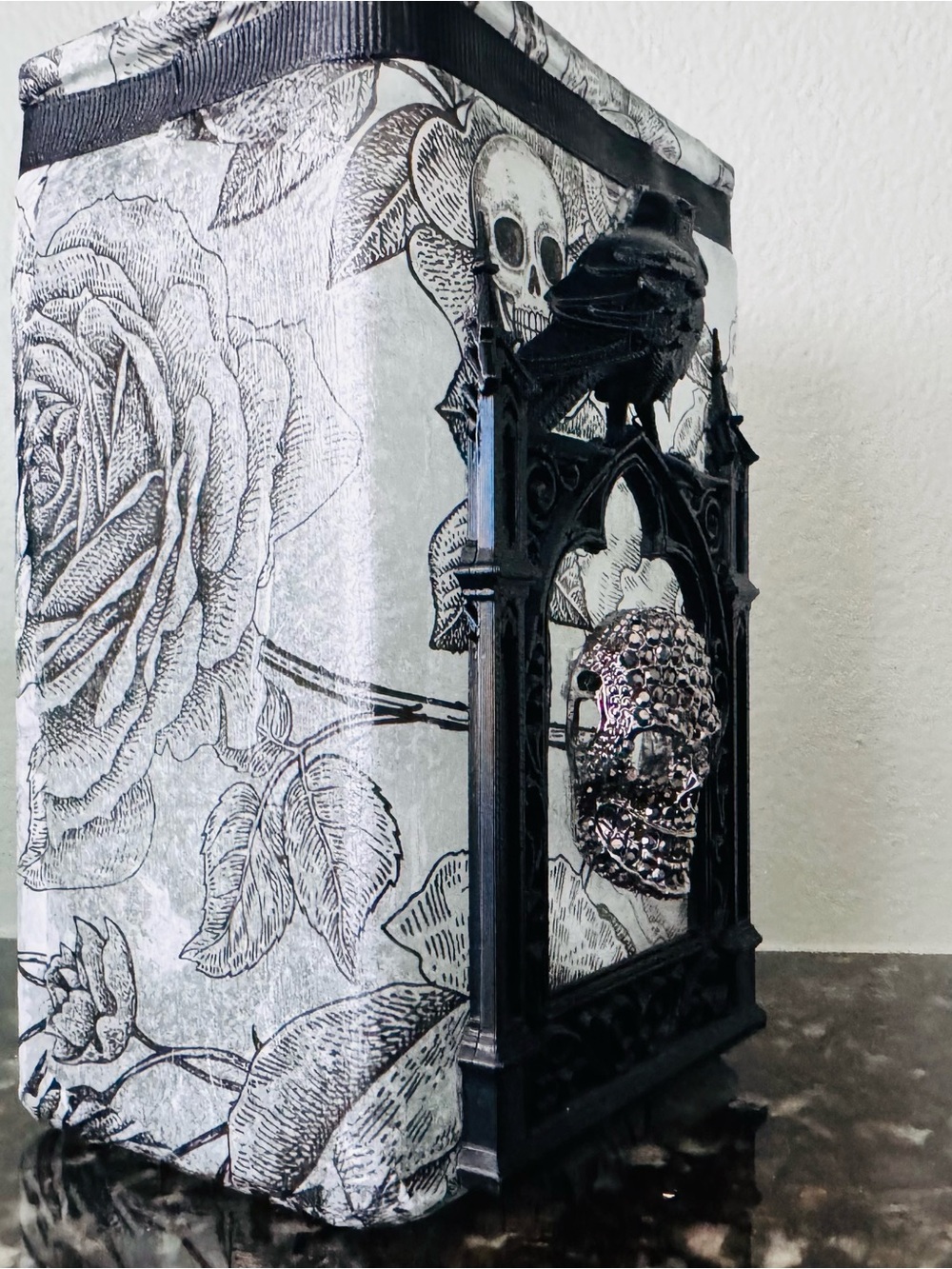 Gothic Raven Skull candle holder with twinkle lights,Handcrafted 9”x 4”x 2” - Picture 6 of 9